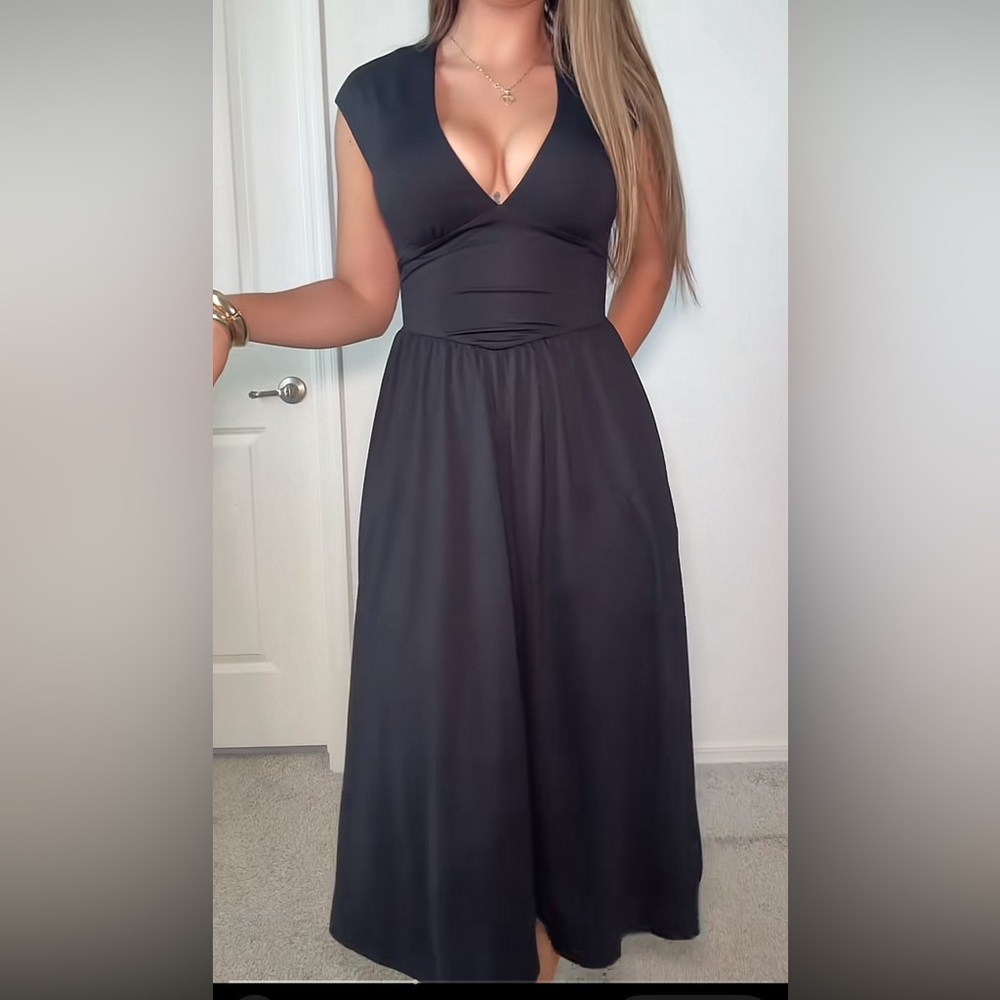 Classic V-Neck Black Maxi Dress snatches the waist